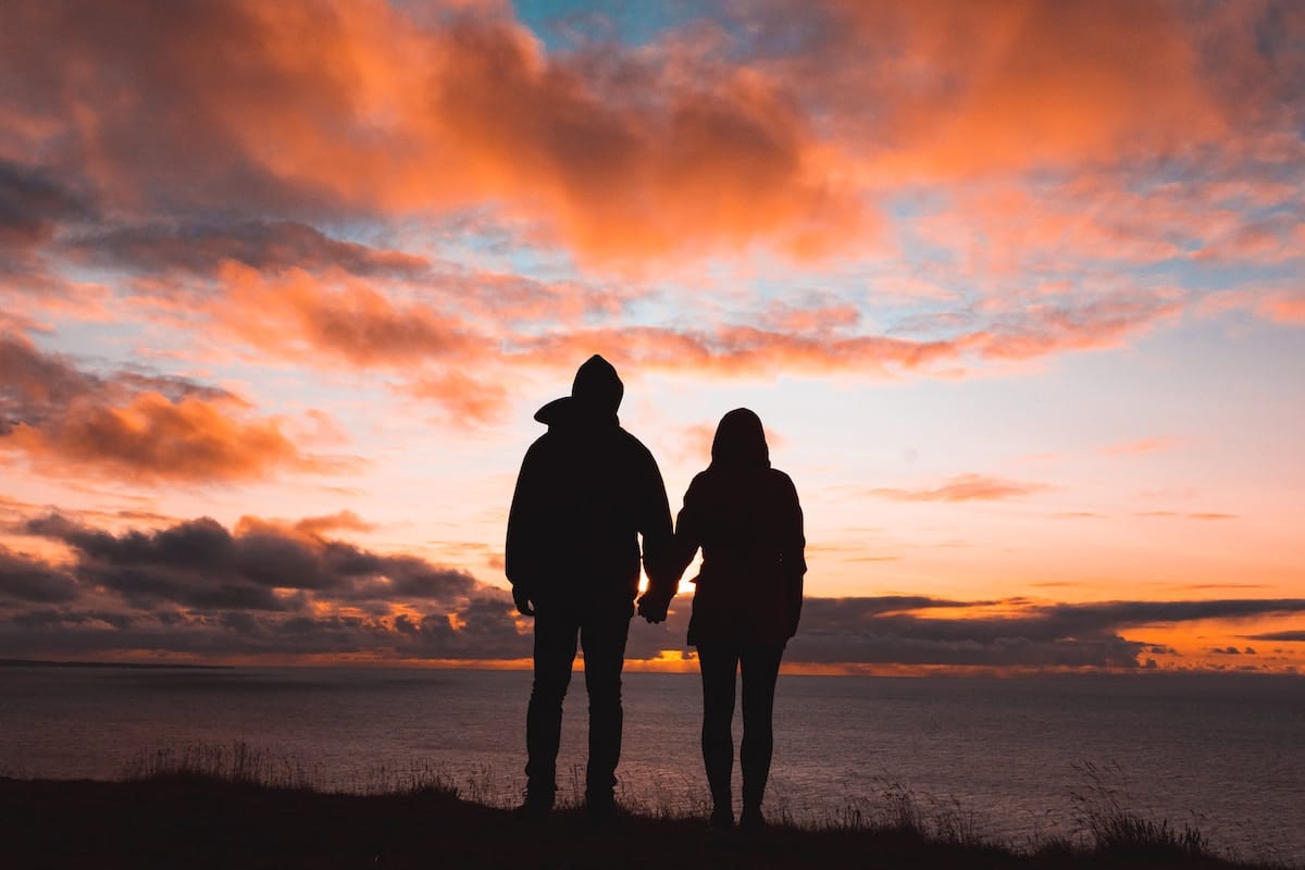 hand in hand duinen zonsondergang