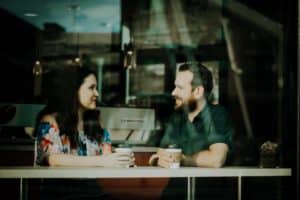 Jong stel flirten café