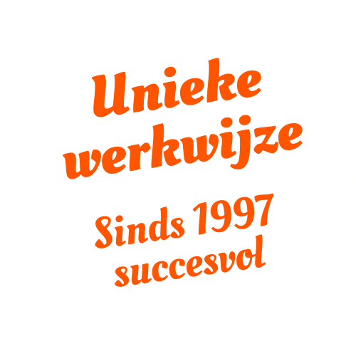 Een witte ronde afbeelding met oranje tekst in het Nederlands met bovenaan "Unieke werkwijze" en onderaan "Sinds 1997 succesvol", wat onze toewijding aan relatiebemiddeling benadrukt.