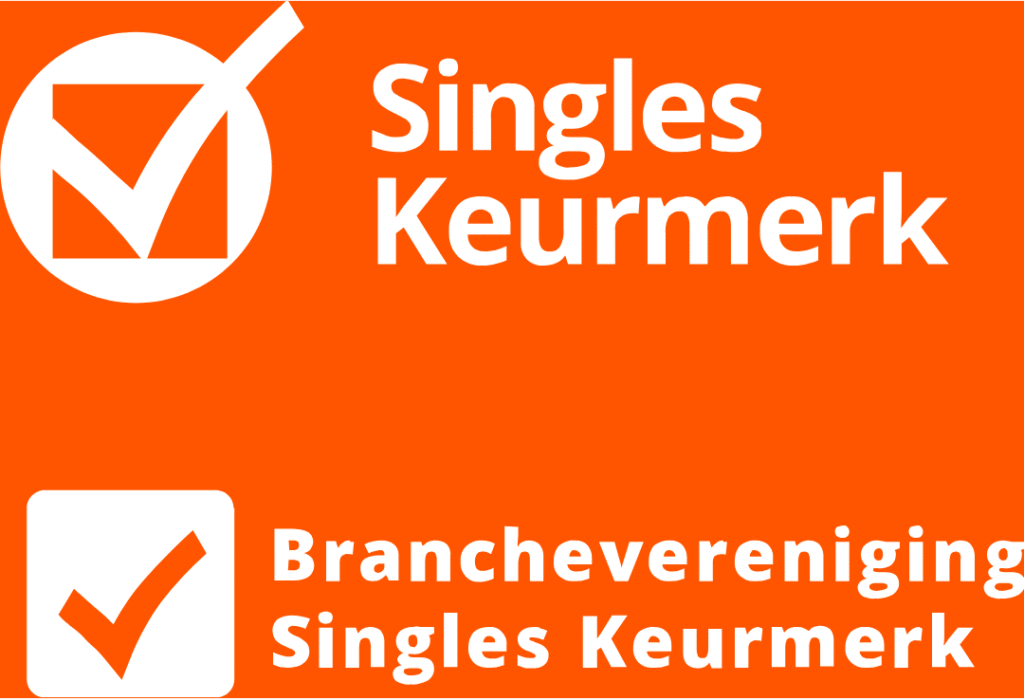 Een oranje afbeelding met een vinkje in een vierkant. Bovenaan staat de tekst "Singles Keurmerk" en daaronder "Branchevereniging Singles Keurmerk" met een klein vinkje in een vierkant, wat de kwaliteit van de dienstverlening van het relatiebureau waarborgt.