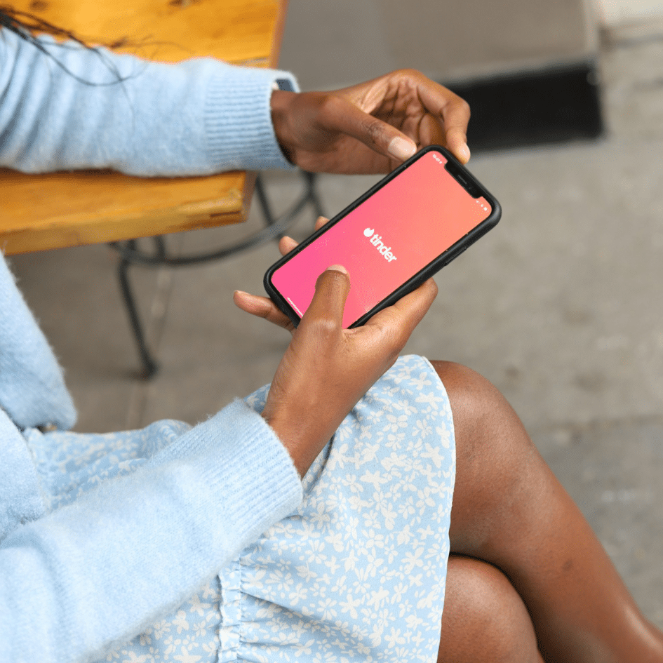 Moe van datingapps? Dit is waarom singles het swipen zat zijn 2 Moe van datingapps - tinder mobiel